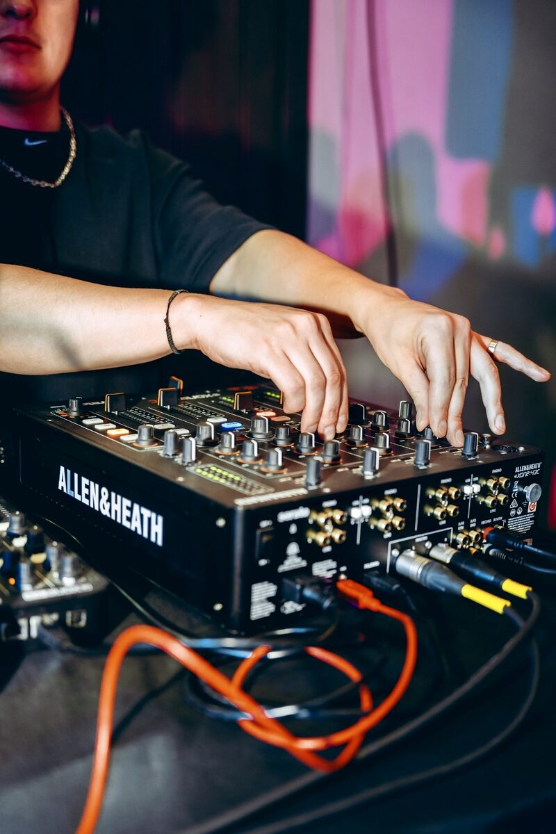 Manos sobre el Allen & Heath Xone
